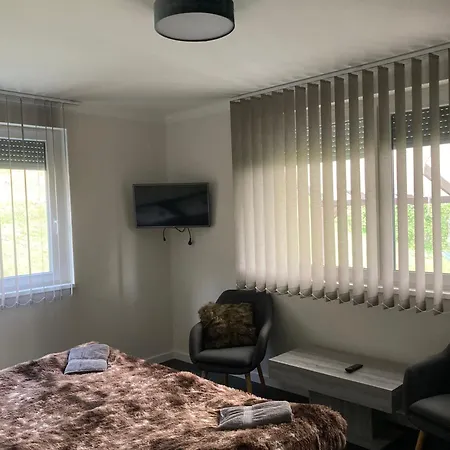 Lux Fahaz Domek alpejski Parád
